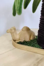 لوحة تراثية مضيئة تجمع بين أصالة الجمل وشموخ النخلة المخملية في تصميم يدوي واحد. يتميز الطقم بإضاءة دافئة مدمجة تضفي سحراً خاصاً على المكان،
