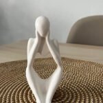 تمثال امرأة تغطي وجهها أبيض تجريدي لديكور غامض أنيق