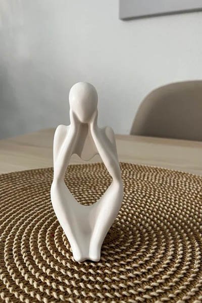 تمثال امرأة تغطي وجهها أبيض تجريدي لديكور غامض أنيق