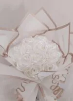 ⁦باقة ورد جوري ساتان أبيض⁩ - الصورة ⁦4⁩
