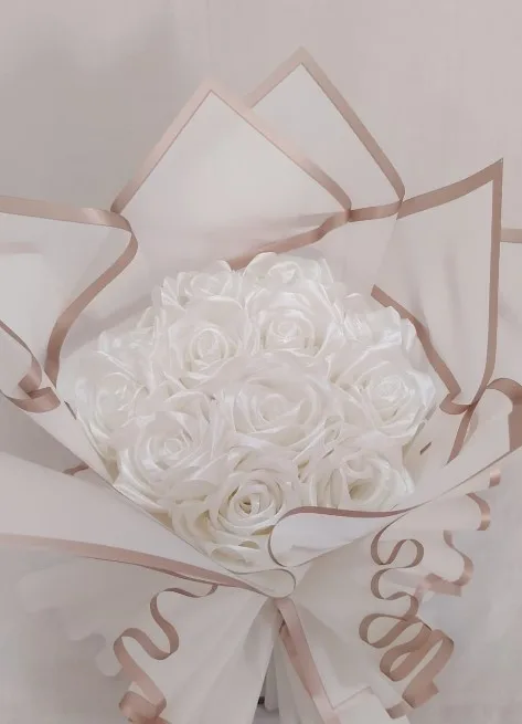 ⁦باقة ورد جوري ساتان أبيض⁩ - الصورة ⁦4⁩