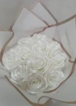 ⁦باقة ورد جوري ساتان أبيض⁩ - الصورة ⁦3⁩
